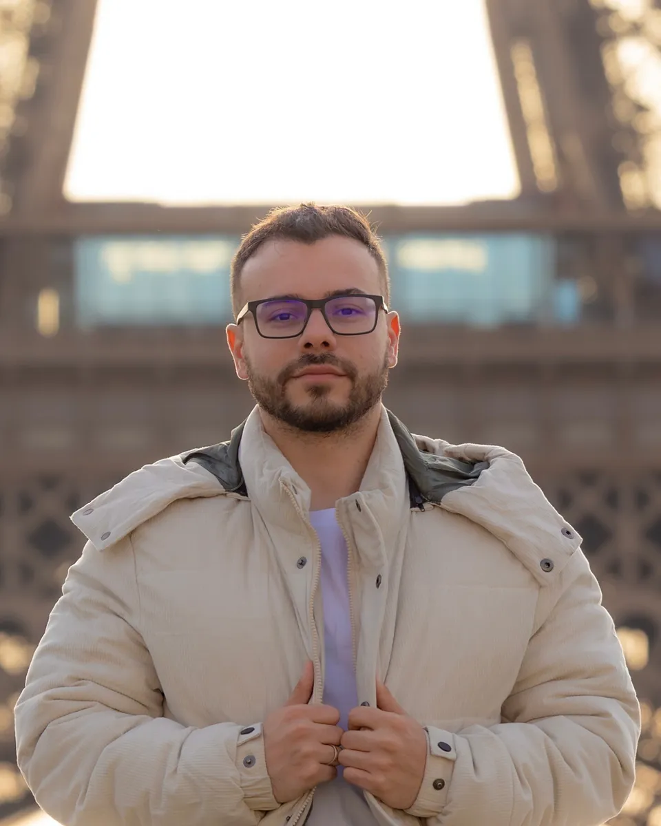 Guilherme Paixão em Paris, com a Torre Eiffel ao fundo